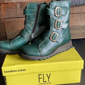 New with tag fly green boots